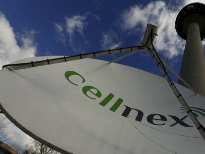 Antena de telecomunicaciones de Cellnex, bajo el Pirul&iacute; (Madrid).
