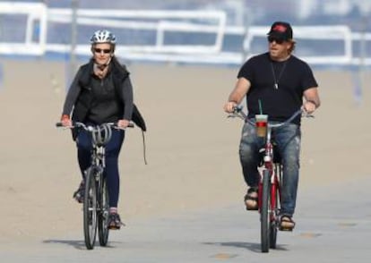 Helen Hunt y su pareja paseando en bicicleta en 2015.