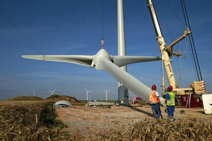 Operarios reparan un molino en una instalación de GDF Suez