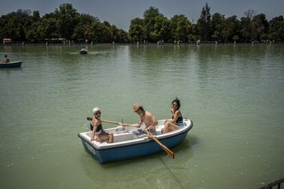 Barcas en el estanque de El Retiro, en Madrid, a primera hora de la tarde, este sábado. 