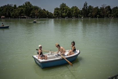 Barcas en el estanque de El Retiro, en Madrid, a primera hora de la tarde, este sábado.