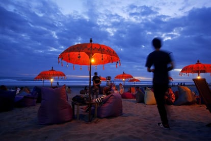 Para algunos es lo peor de Bali; para otros, la principal atracción. La noche arranca en los cafés de la playa de Seminyak (en la foto), donde todo parece aún mejor entre los colores de la puesta del sol y los ritmos house. Muchos buscan diversión en la playa Double Six y más tarde van a los clubes de Kuta, donde DJ internacionales pinchan hasta el amanecer, como el club Sky Garden Lounge (skygardenbali.com) y alrededores. Para ver la puesta de sol en Kuta, el mejor sitio es el extremo sur de la playa, donde no hay coches.