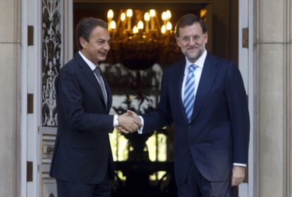 Zapatero recibe a Rajoy en la Moncloa 18 meses después