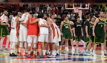 Los jugadores de la Selección española de baloncesto celebran la victoria en semifinales ante Australia.