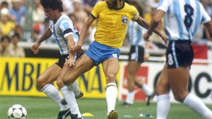 Sócrates contra a Argentina, em 1982.