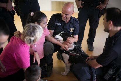 Mai, una gossa policia, participa en un taller dels Mossos amb nens amb paràlisi cerebral.