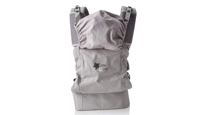 Esta clase de mochila de porteo es fácil de colocar y se puede ajustar en tres posiciones: pecho, espalda y cadera.