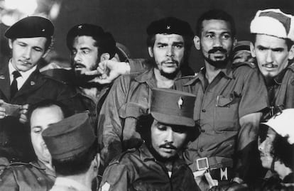 Os comandantes, da esquerda para a direita: Rául Castro, Antonio Núnez Jiménez, Ernesto Che Guevara, Juan Almeida e Ramiro Valdés em Havana durante a celebração da revolução.