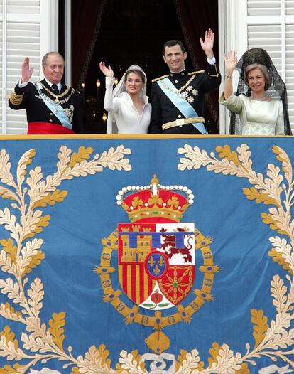 Boda del Príncipe de Asturias, Felipe de Borbón, con Letizia Ortiz Rocasolano. Los recién casados, acompañados por los Reyes, saludan desde el balcón del Palacio Real.