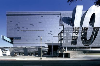 Edificio Caltrans, en Los Ángeles (Estados Unidos), proyectado por el Grupo Morphosis, cuyo líder es Thom Mayne.