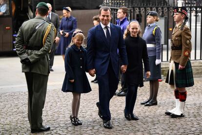 El nieto mayor de la reina, primogénito de la princesa Ana, Peter Phillips, con sus hijas Savannah e Isla.