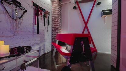 Una de las habitaciones eróticas que aparecen en el programa, con mobiliario tántrico y una cruz de San Andrés.