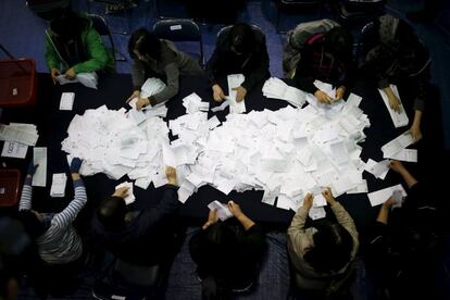 Recuento de papeletas en Seúl, Corea del Sur.