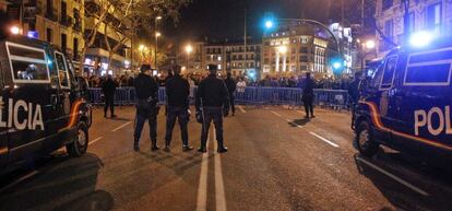 Los agentes, al igual que ocurrió hace dos semanas, en una concentración de protesta similar, convocada a través de las redes sociales, mantiene vallado en acceso a Génova, tanto por la cercana plaza de Colón, en la Castellana, como por la de Alonso Martínez.