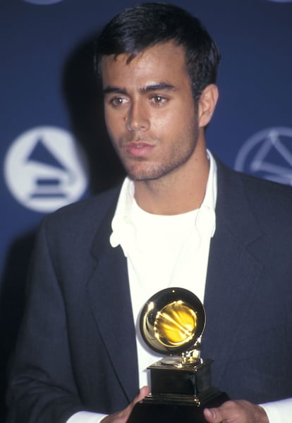 Enrique Iglesias en los premios Grammy celebrados en 1997.