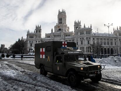 Ambulancia del Ejército en la plaza de Cibeles de Madrid, este domingo.