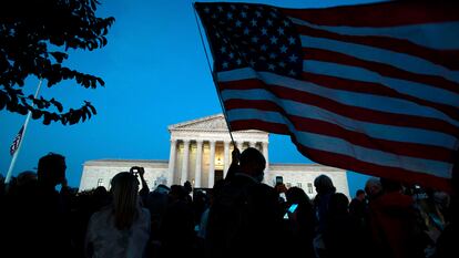 Centenas de pessoas se concentram em frente ao Supremo Tribunal em homenagem a Ruth Bader Ginsburg, no sábado.