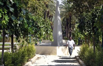 Una de las fuentes remodeladas criticadas por los vecinos en la gran vía de Fernando El Católico de Valencia, ayer a mediodía.