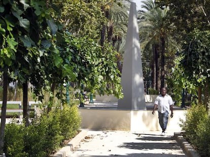 Una de las fuentes remodeladas criticadas por los vecinos en la gran vía de Fernando El Católico de Valencia, ayer a mediodía.