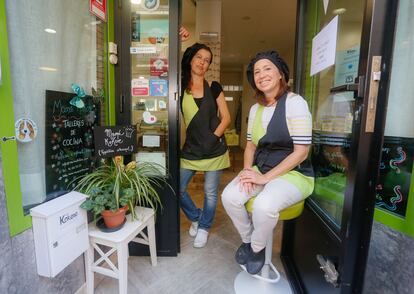 Elena (a la izquierda) y Beatriz Revilla (a la derecha), en la tienda-obrador de Mamá Kokore, en la calle de Germán Pérez Carrasco.