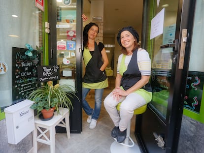 Elena (a la izquierda) y Beatriz Revilla (a la derecha), en la tienda-obrador de Mamá Kokore, en la calle de Germán Pérez Carrasco.