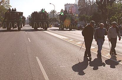 Un grupo de cosechadoras, durante el corte de tráfico de ayer en la avenida de La Palmera.