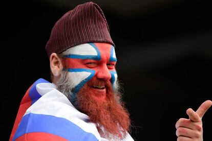 Afinicionado de la selección de las Islas Feroe de fútbol anima al equipo antes del partido.
