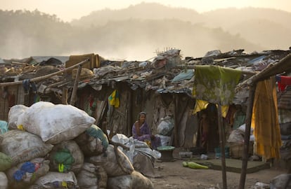 Una anciana descansa en su cabaña improvisada en un vertedero de basura en Gauhati (India), el 7 de marzo.