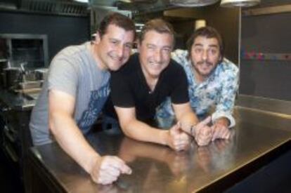 Los hermanos Roca, Josep, Joan y Jordi, en la cocina de El Celler de Can Roca, tras ser elegido mejor restaurante del mundo.