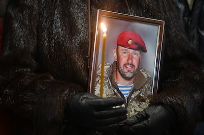 La madre de un soldado ucranio recordaba a su hijo, el viernes en un memorial del conflicto en Kiev.