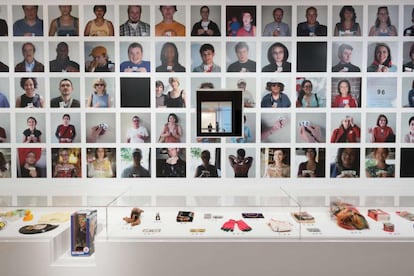 Instalación de la exposición dedicada a Pope.L, en el MoMA de Nueva York.