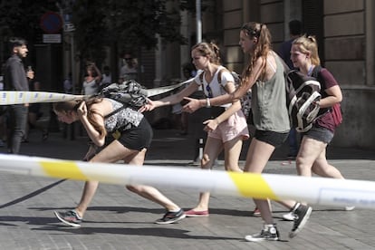 Atentado en La Rambla de Barcelona. Unas adolescentes atraviesan el cordón policial.