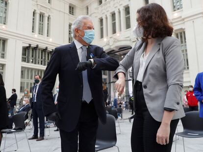 La presidenta de la Comunidad de Madrid, Isabel Díaz Ayuso, saluda al premio Nobel de Literatura Mario Vargas Llosa, este viernes. POOL