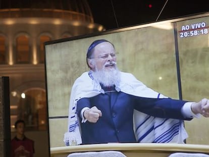 Imagem de Edir Macedo transmitida fora do templo.