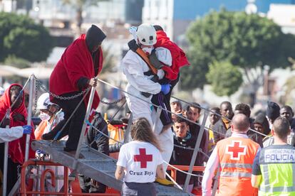 Llegada a Fuerteventura este jueves de los integrantes de obra embarcación, con 59 personas, rescatados de una lancha neumática a 73 kilómetros al este de Lanzarote.