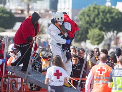 Llegada a Fuerteventura este jueves de los integrantes de obra embarcación, con 59 personas, rescatados de una lancha neumática a 73 kilómetros al este de Lanzarote.