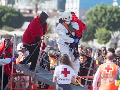 Desembarco de una embarcación con menores migrantes en noviembre en la isla de Fuerteventura.