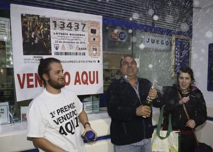 Celebración en la administración número 76 de la calle Zurbano de Madrid que ha repartido 472 millones de euros del primer premio del Sorteo Extraordinario de la Lotería de Navidad