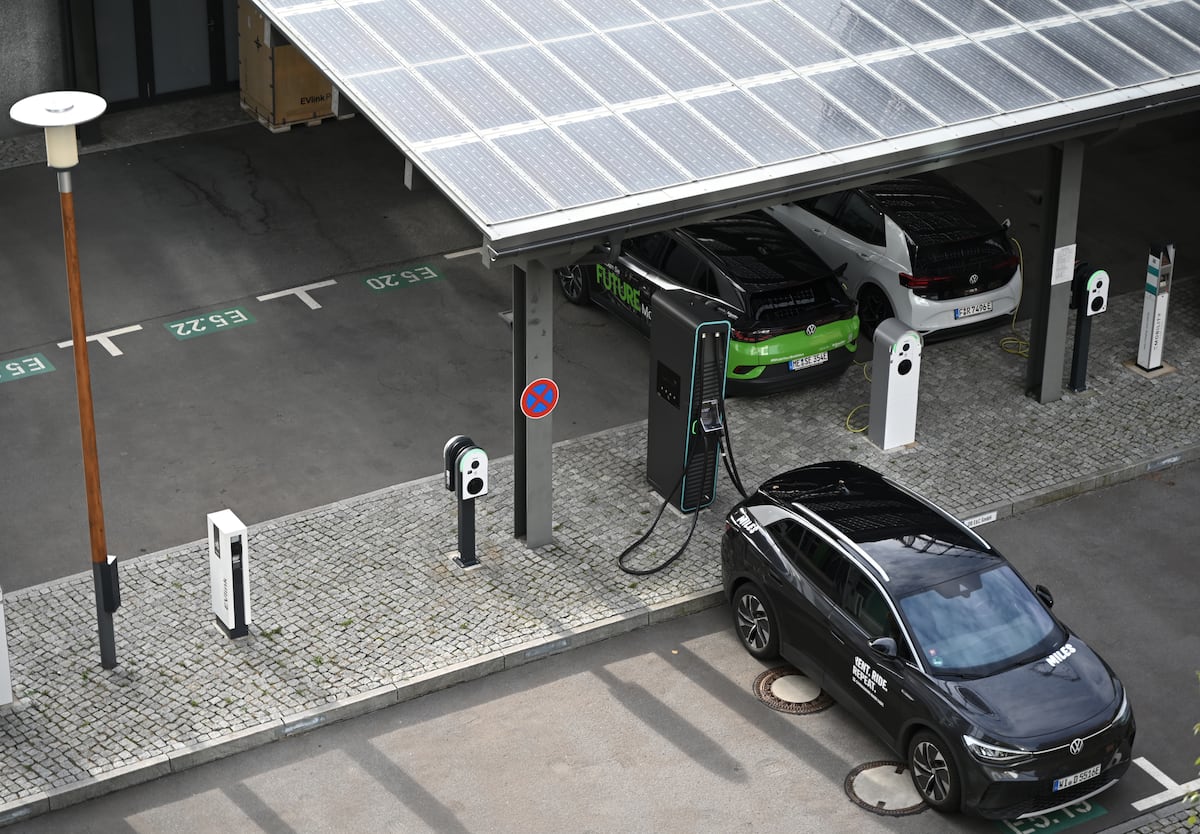 El coche eléctrico avanza en Europa: ya es el más barato de conducir, supone el 17% de las ventas y hay un millón de puntos de recarga