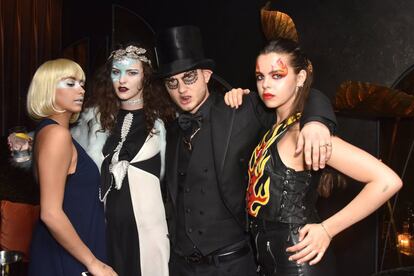 Clementine Linieres, Daisy Maybe, Rafferty Law  y Bee Beardsworth ennuna fiesta en el Mandrake Hotel de Londres.