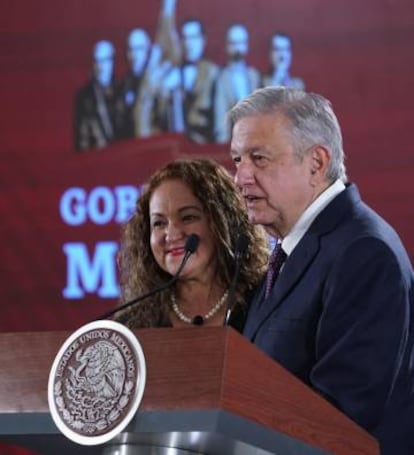 Sanjuana Martínez junto al presidente López Obrador.