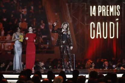 La cineasta Clara Roquet ha ganado este domingo el Premi Gaudí a mejor guión por su ópera prima, 'Libertad', la historia de una adolescente que toma conciencia de su privilegio de clase al hacerse amiga de la hija de la cuidadora inmigrante de su abuela.