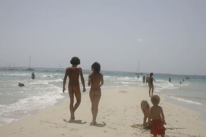 A la novel·la Formentera Lady, el lector troba protagonistes de la generació hippy.