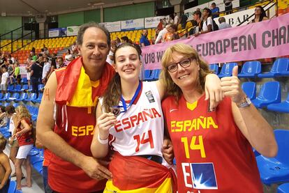 Guillermo Hernangómez y Wonny Geuer con su hija Andrea.