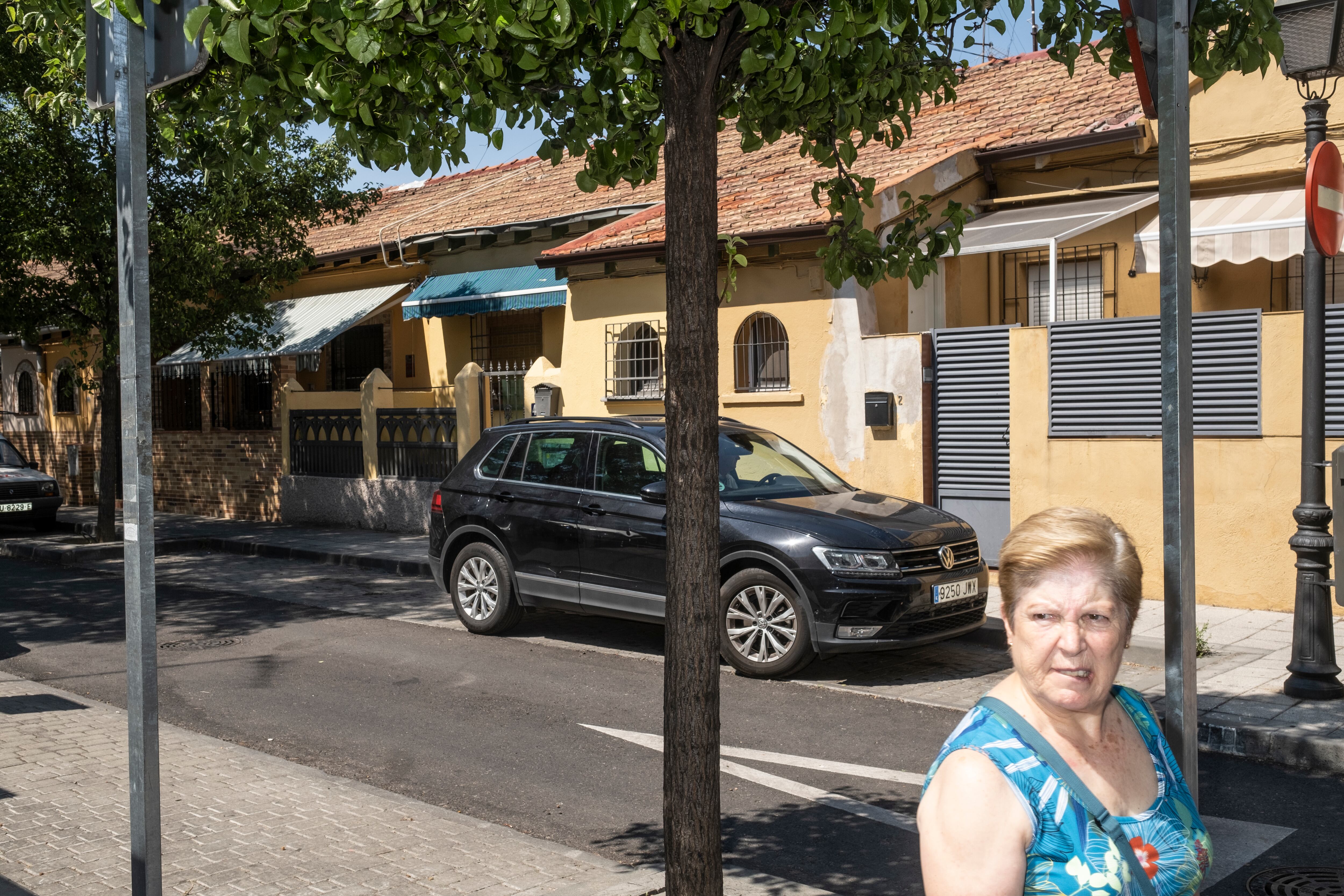 Una mujer pasea por la colonia de San Fermín. 