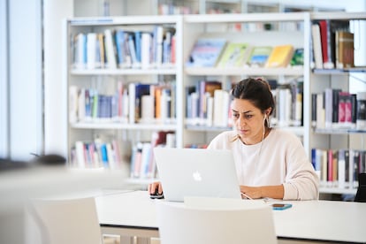 Una usuaria en una biblioteca, en una imagen de archivo.