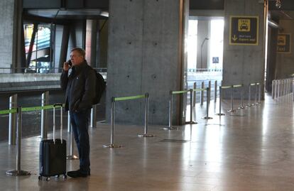 Ambient a l'aeroport de Barajas durant la vaga indefinida dels taxistes madrilenys.