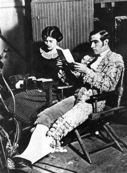 Rodolfo Valentino, en un descanso del rodaje de <i>Sangre y arena.</i>