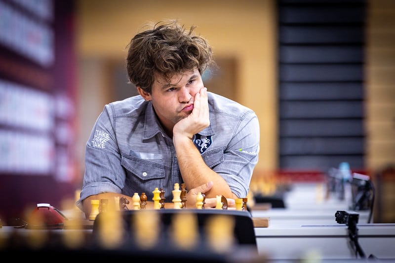 Carlsen espera el inicio de una de las partidas del Mundial Relámpago en la jornada final, este martes en Doha (Catar