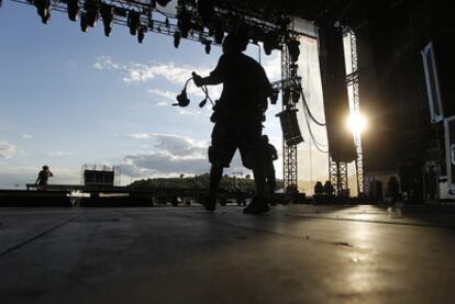 Un operario da los últimos retoques técnicos en el escenario grande del Festival de Benicàssim.